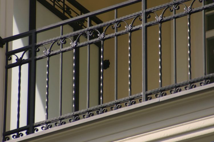 lekka, ozdobna balustrada balkonowa