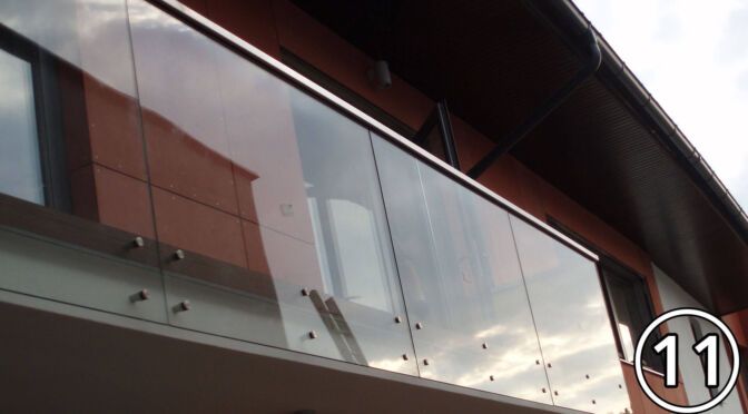 szklana poręcz balkonowa wykończona stalą nierdzewną