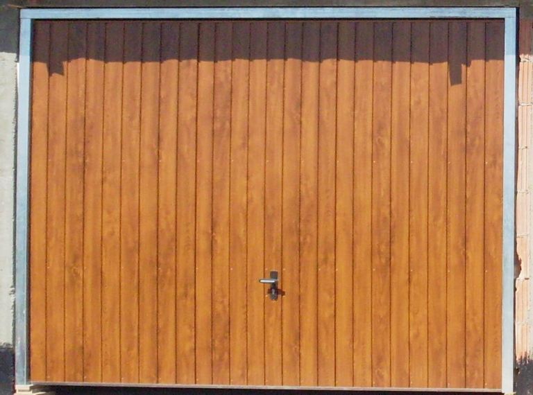 uchylna brama garażowa imitująca drewno