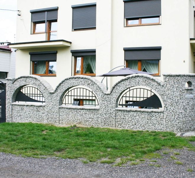 metalowa brama oraz furtka wraz z ogrodzeniem murowanym ze stalowym wypełnieniem