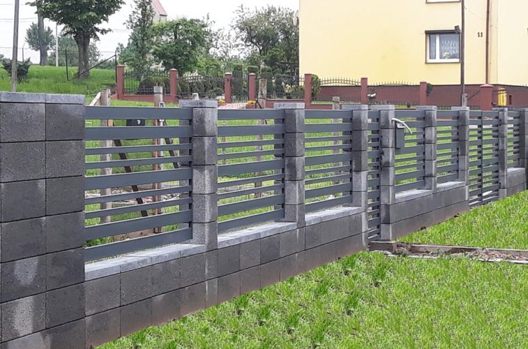 nowoczesne-ogrodzenie-palisadow-ze-slupkami-z-bloczkow