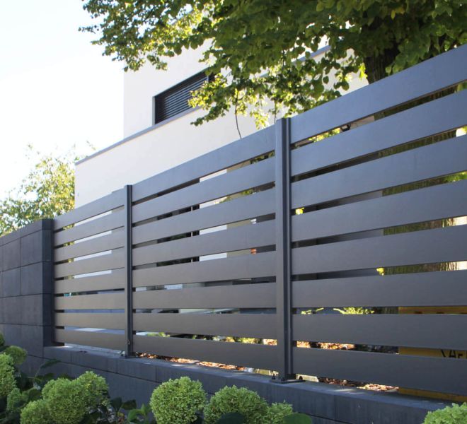kaskadowe ogrodzenie z profili stalowych oraz bloczków murowanych