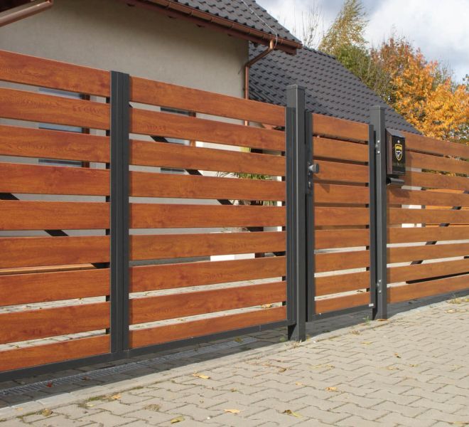 nowoczesne ogrodzenie palisadowe imitujące drewno
