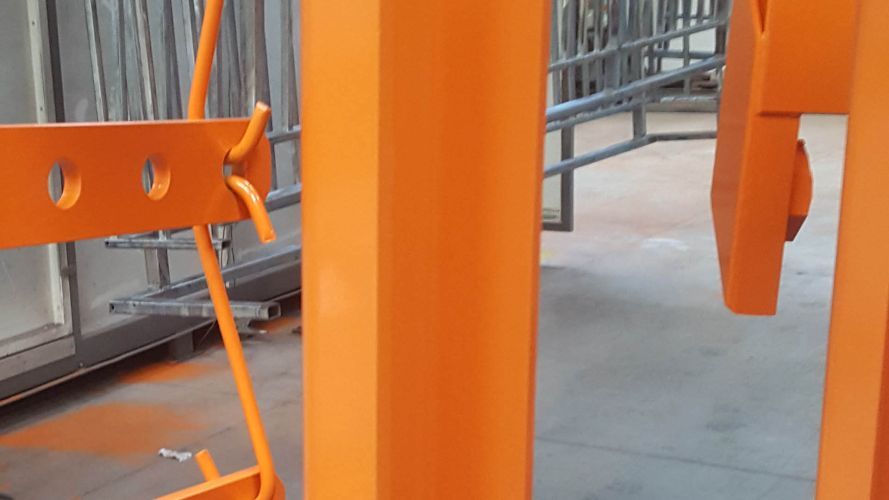 polakierowane na pomarańczowo fragmenty konstrukcji schodów